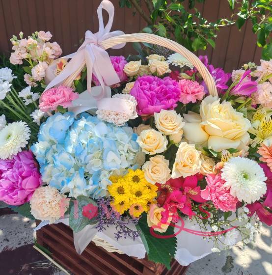 Корзина с гортензией, роз и хризантем «Летняя мечта»
